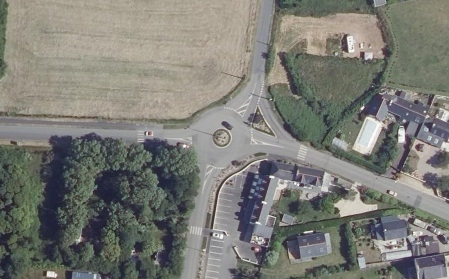 Vue aérienne du Rond-point anonyme n°43403549