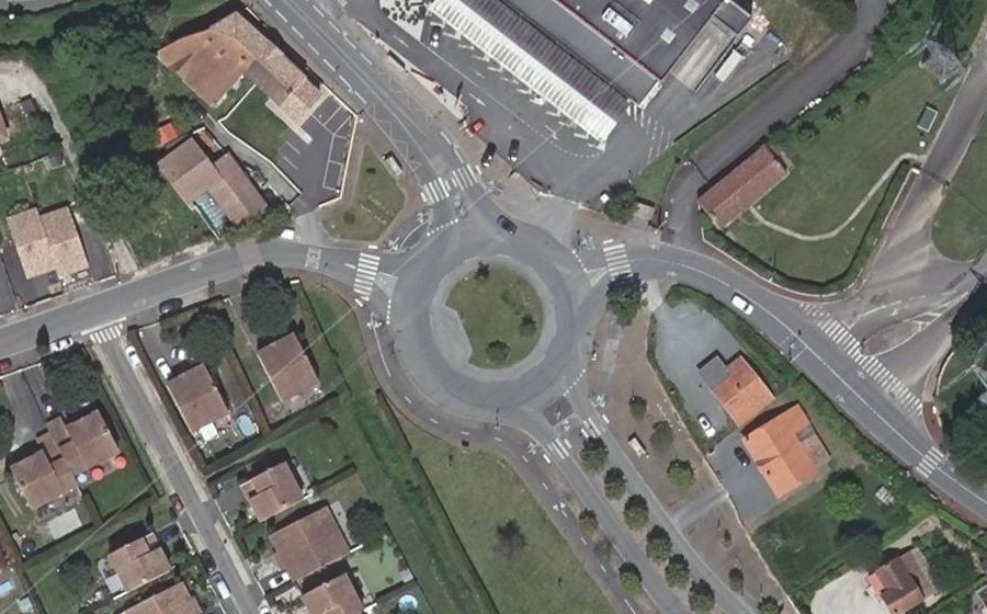 Vue aérienne du Rond-point anonyme n°434856705