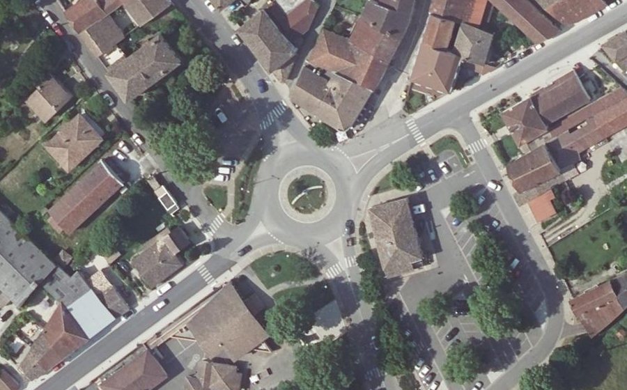 Vue aérienne du Rond-point anonyme n°434893040