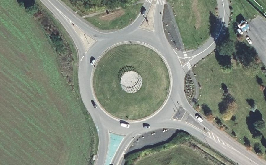 Vue aérienne du Rond-point anonyme n°43495131