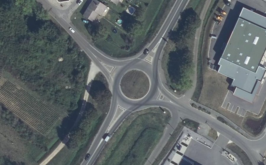 Vue aérienne du Rond-point anonyme n°435052589