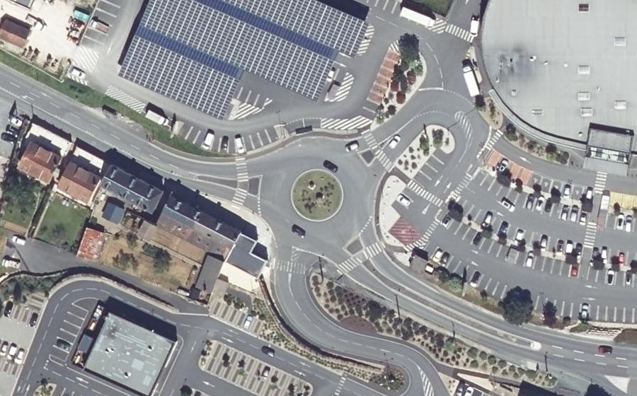 Vue aérienne du Rond-point anonyme n°435099957