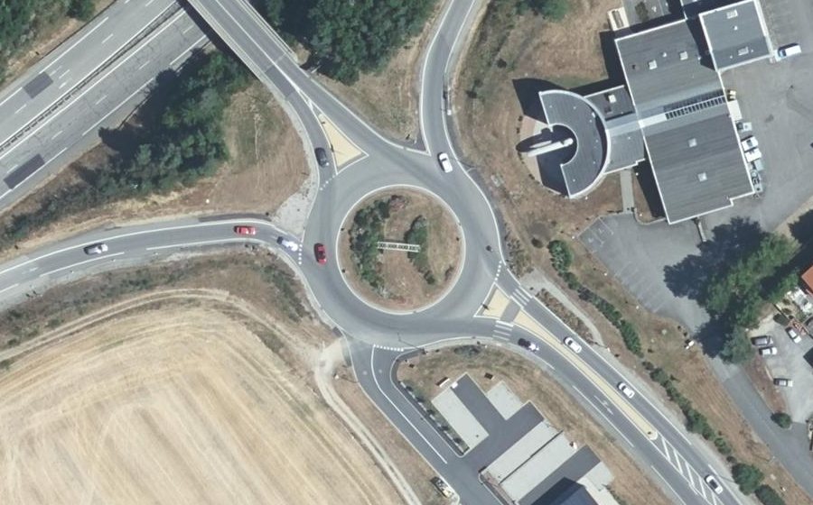 Vue aérienne du Rond-point anonyme n°435111457