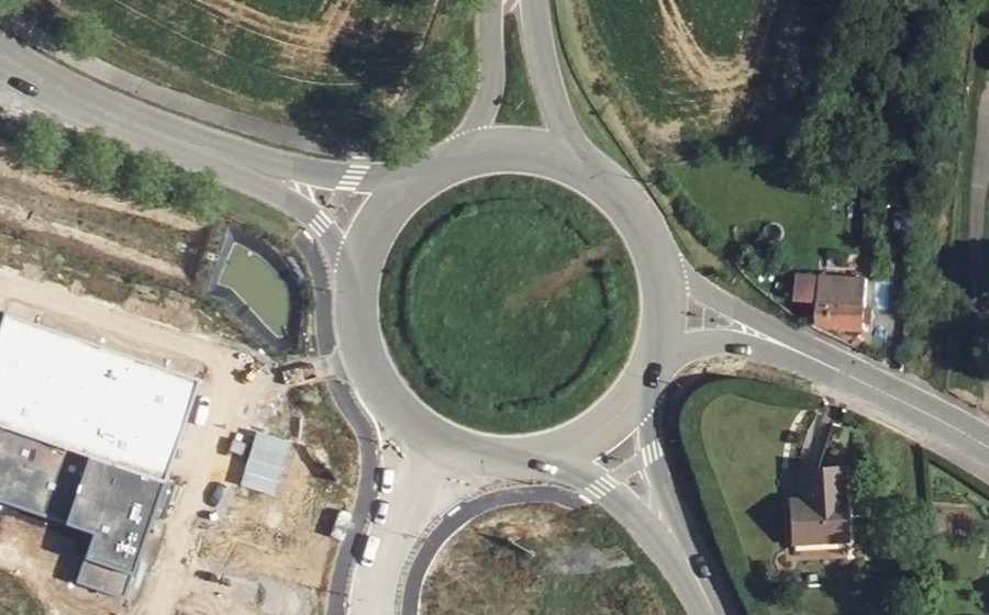 Vue aérienne du Rond-point anonyme n°43513504