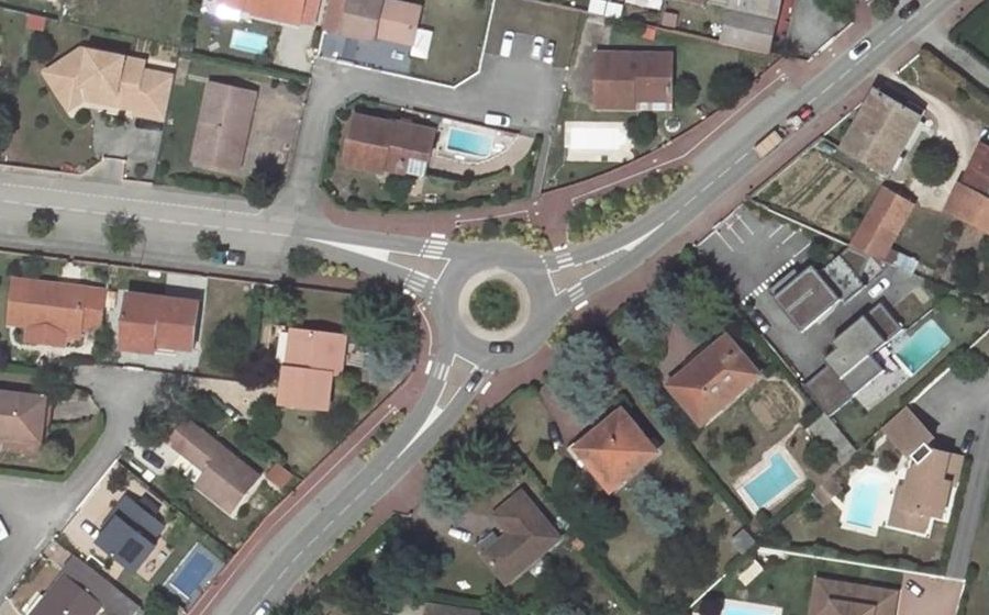 Vue aérienne du Rond-point anonyme n°435288678