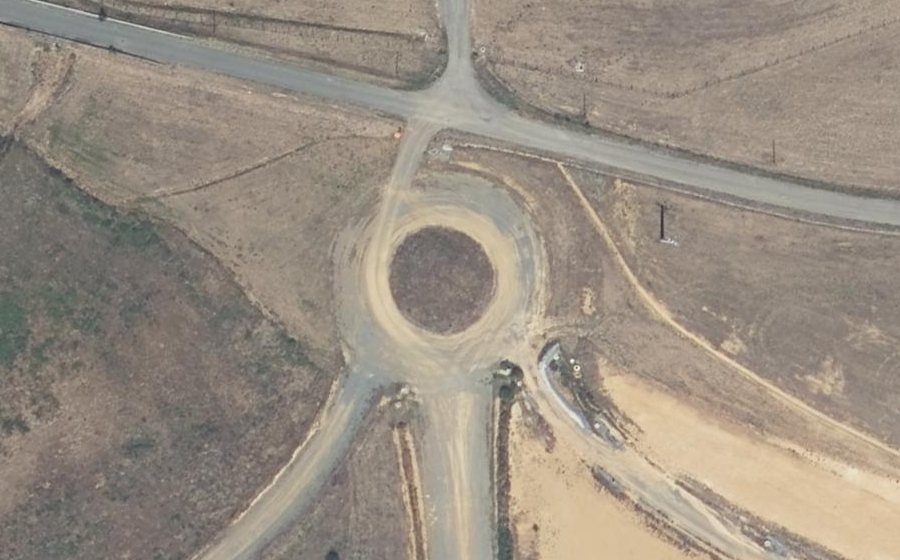 Vue aérienne du Rond-point anonyme n°435300642