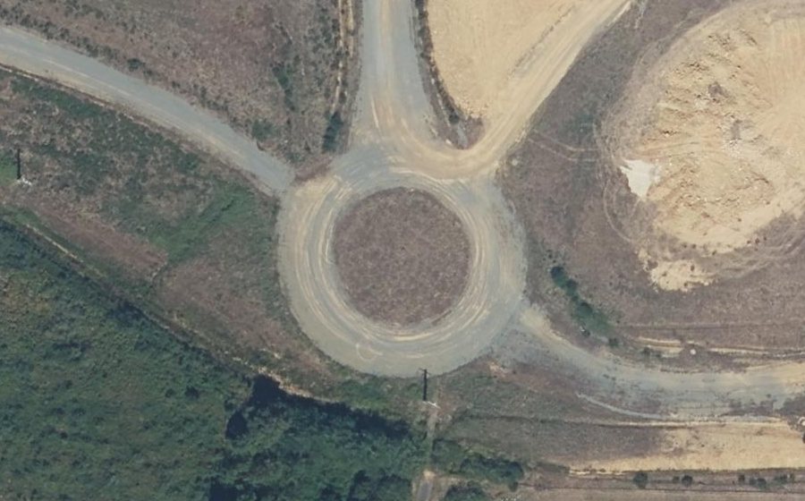 Vue aérienne du Rond-point anonyme n°435300643
