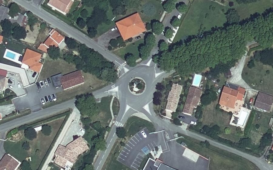Vue aérienne du Rond-point anonyme n°435313280