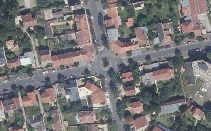 Vue aérienne du Rond-point anonyme n°435426241