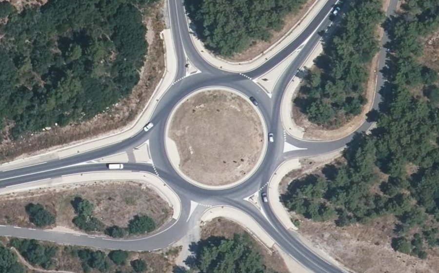 Vue aérienne du Rond-point anonyme n°435451618