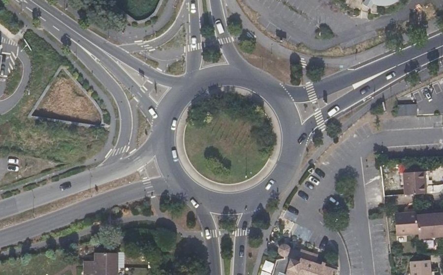 Vue aérienne du Rond-point anonyme n°435452675
