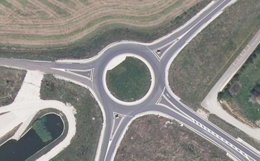 Vue aérienne du Rond-point anonyme n°435460892