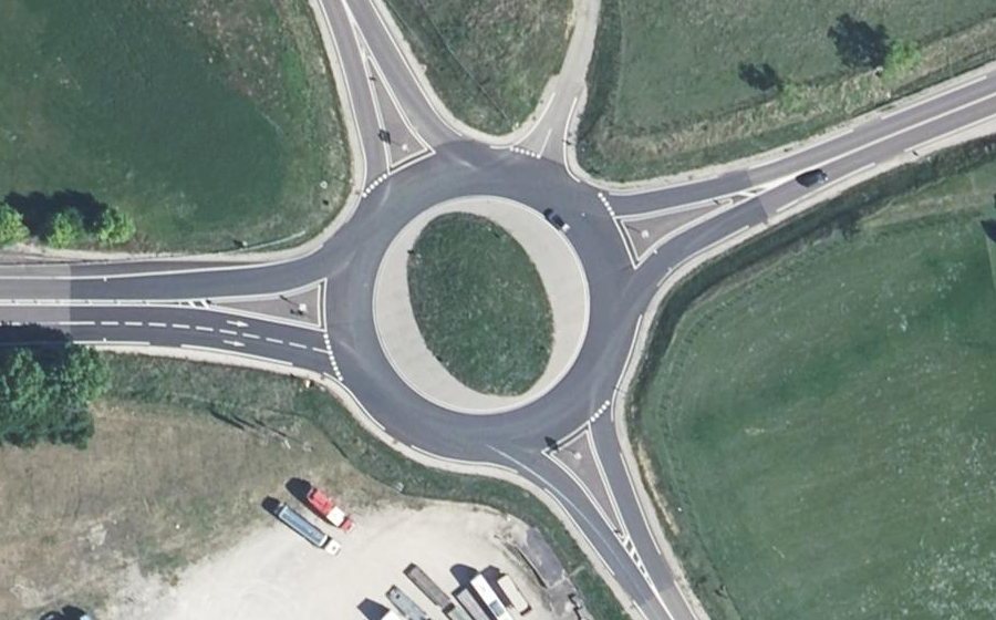 Vue aérienne du Rond-point anonyme n°435460897