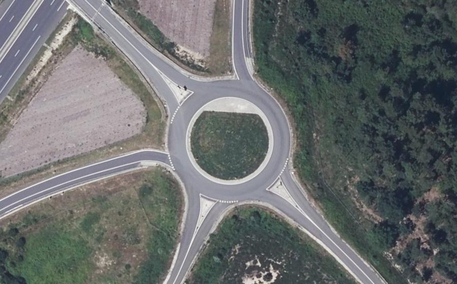 Vue aérienne du Rond-point anonyme n°435480665
