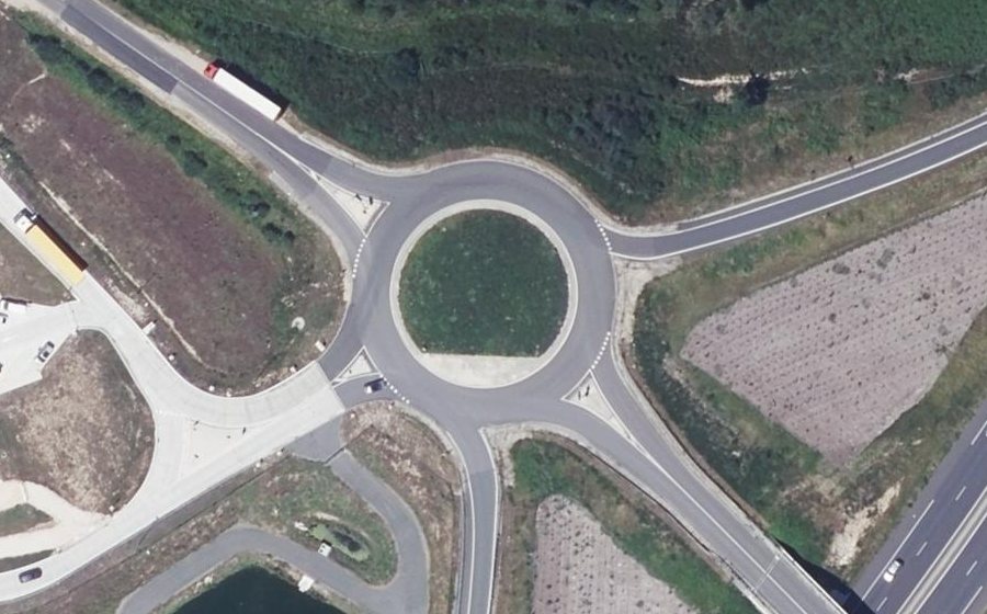 Vue aérienne du Rond-point anonyme n°435480666