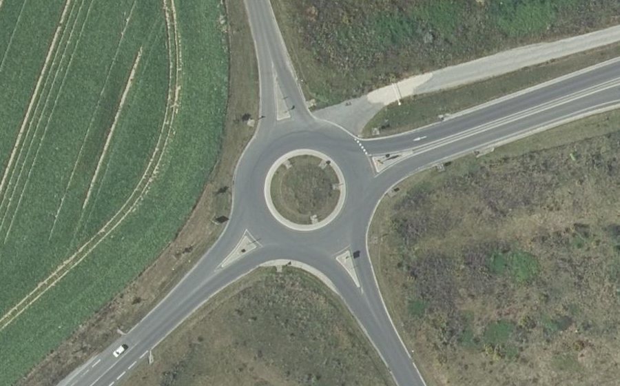Vue aérienne du Rond-point anonyme n°435640887