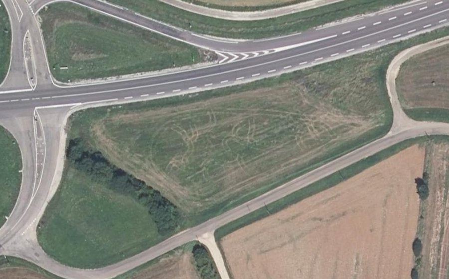 Vue aérienne du Rond-point anonyme n°435803143