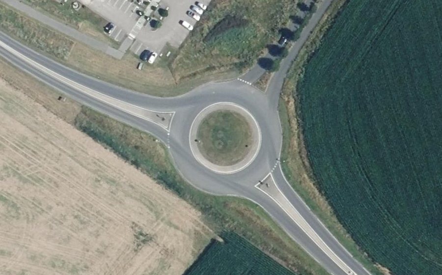 Vue aérienne du Rond-point anonyme n°435840729