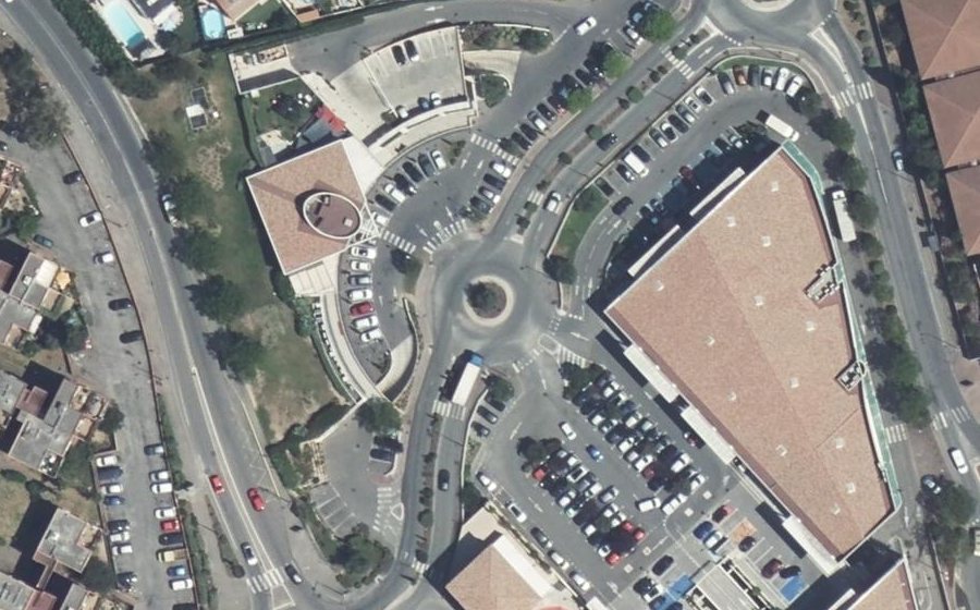 Vue aérienne du Rond-point anonyme n°43585320