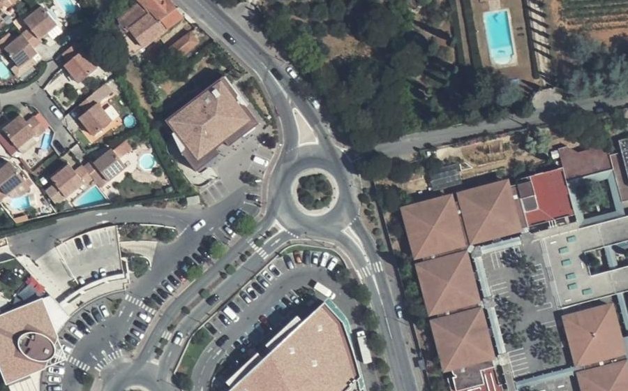Vue aérienne du Rond-point anonyme n°43585324