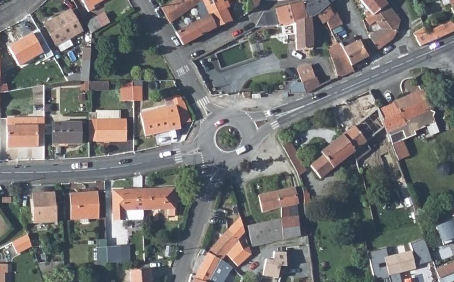 Vue aérienne du Rond-point anonyme n°43589438