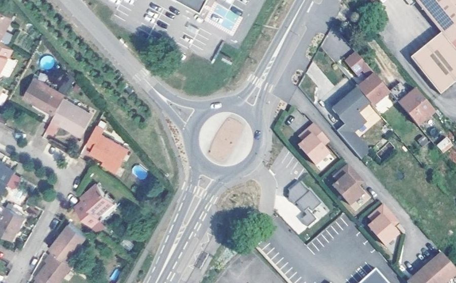 Vue aérienne du Rond-point anonyme n°435910841