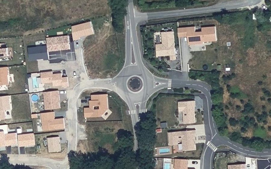 Vue aérienne du Rond-point anonyme n°435925237