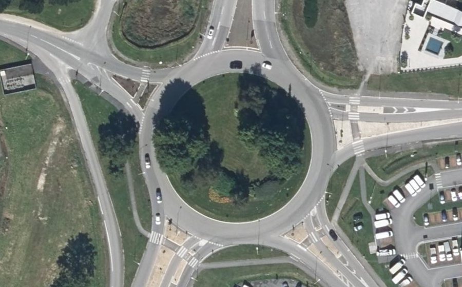 Vue aérienne du Rond-point anonyme n°435980482