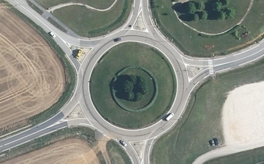 Vue aérienne du Rond-point anonyme n°436083415