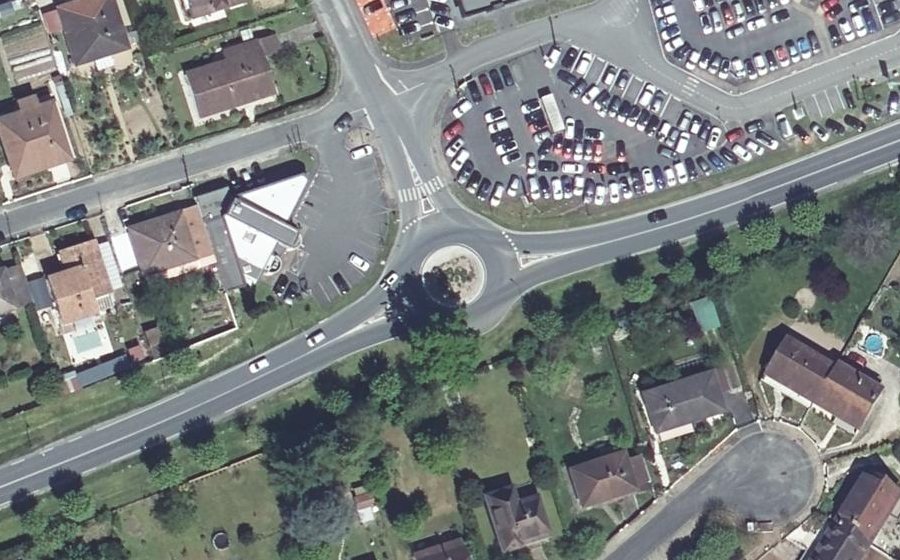 Vue aérienne du Rond-point anonyme n°436137174