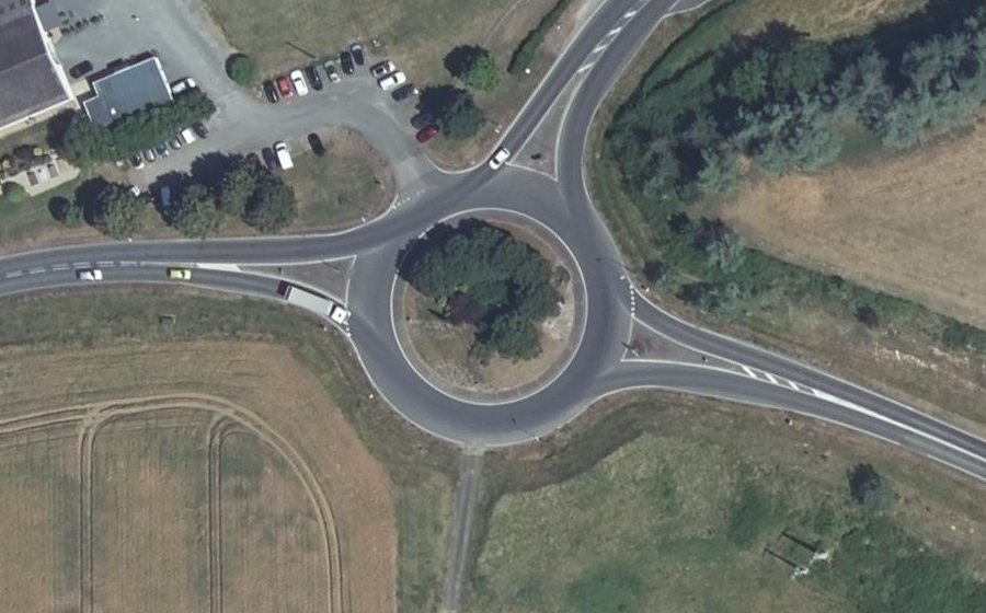 Vue aérienne du Rond-point anonyme n°43619661