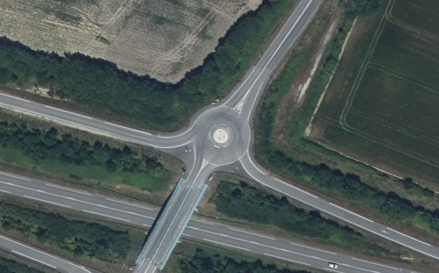 Vue aérienne du Rond-point anonyme n°436559293