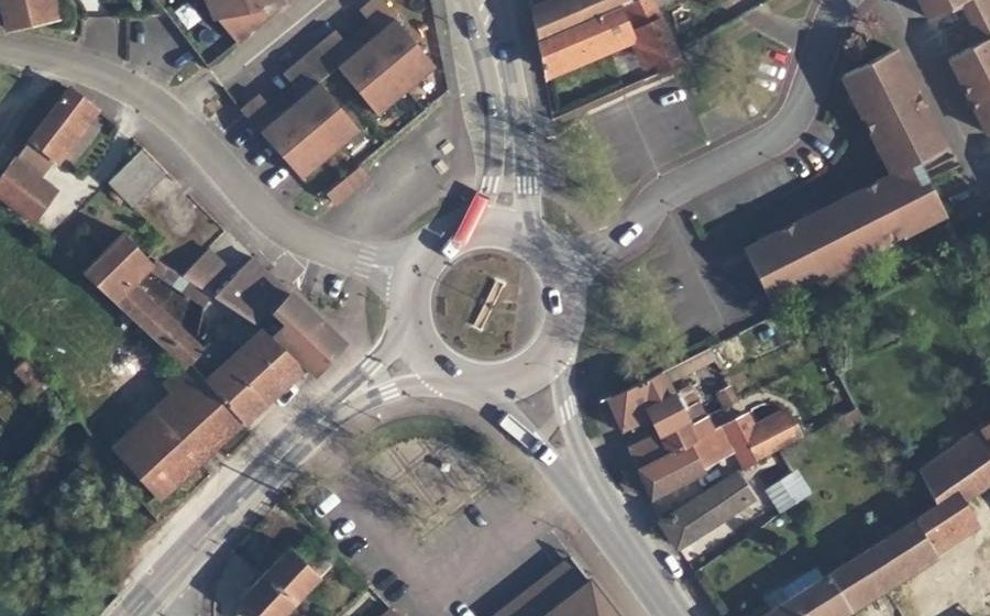 Vue aérienne du Rond-point anonyme n°43666818