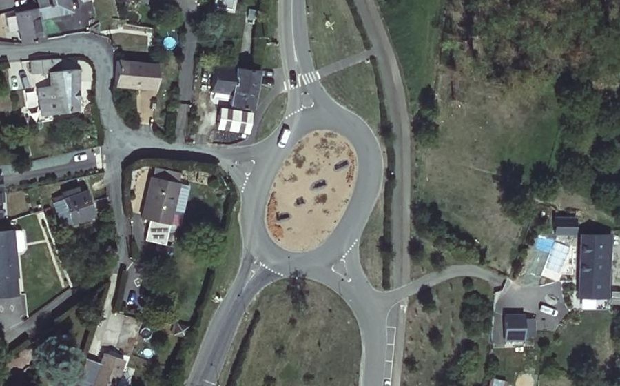 Vue aérienne du Rond-point anonyme n°436668945