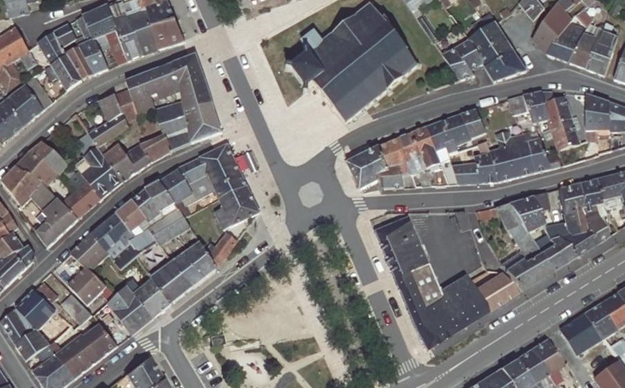 Vue aérienne du Rond-point anonyme n°436695732