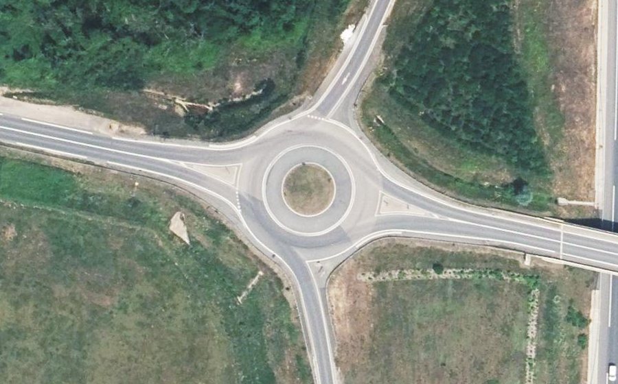 Vue aérienne du Rond-point anonyme n°436737254