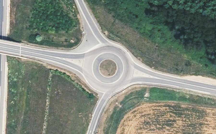 Vue aérienne du Rond-point anonyme n°436737256