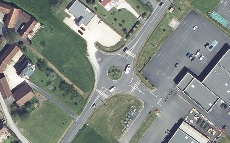 Vue aérienne du Rond-point anonyme n°436757153