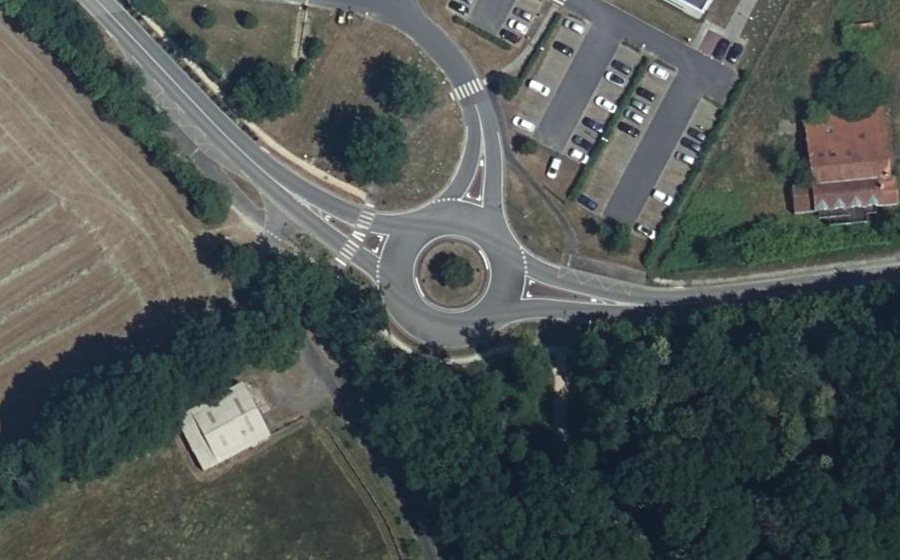 Vue aérienne du Rond-point anonyme n°436819920