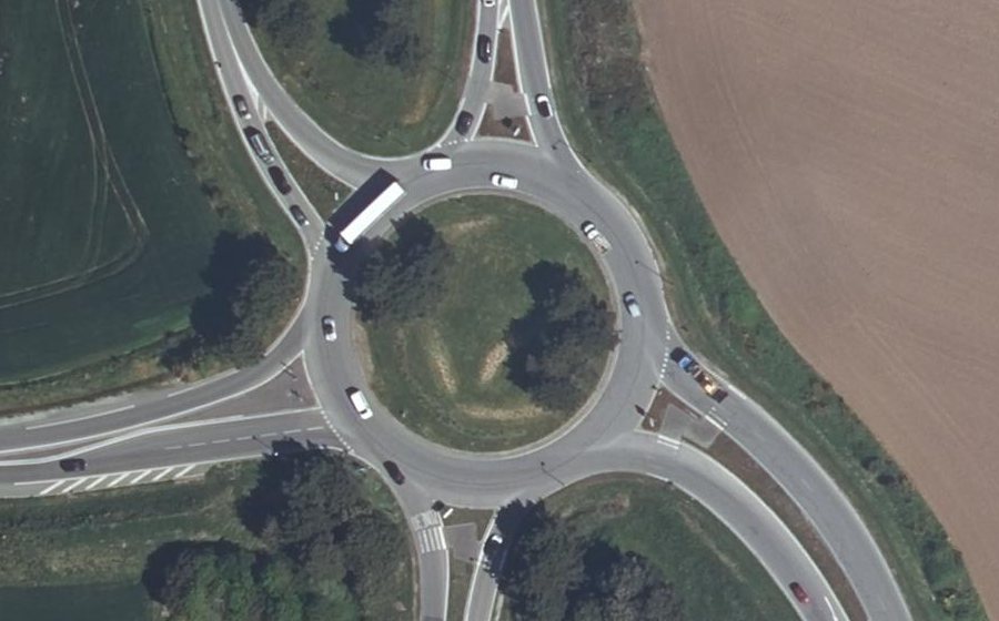 Vue aérienne du Rond-point anonyme n°43682940