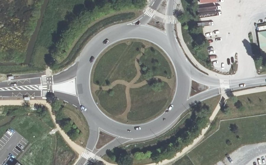 Vue aérienne du Rond-point anonyme n°43684864