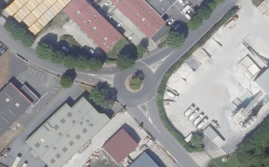 Vue aérienne du Rond-point anonyme n°43684925