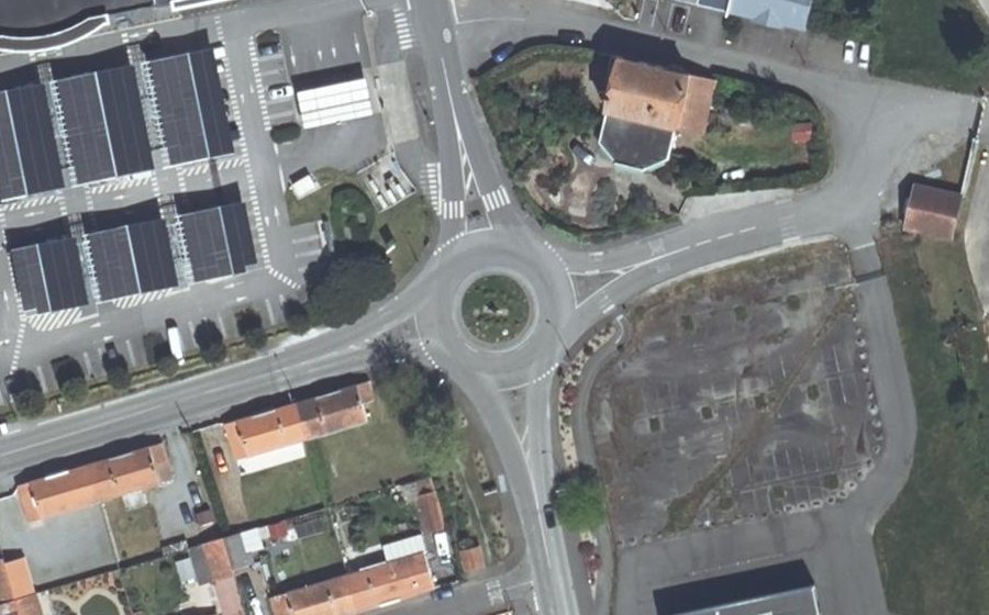 Vue aérienne du Rond-point anonyme n°43684973