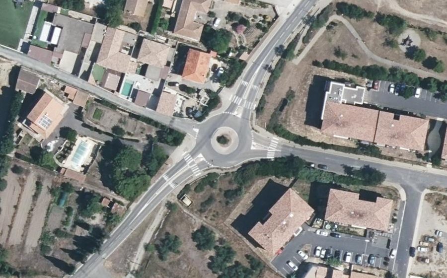 Vue aérienne du Rond-point anonyme n°436850174