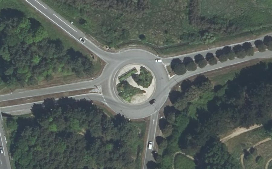 Vue aérienne du Rond-point anonyme n°43685046