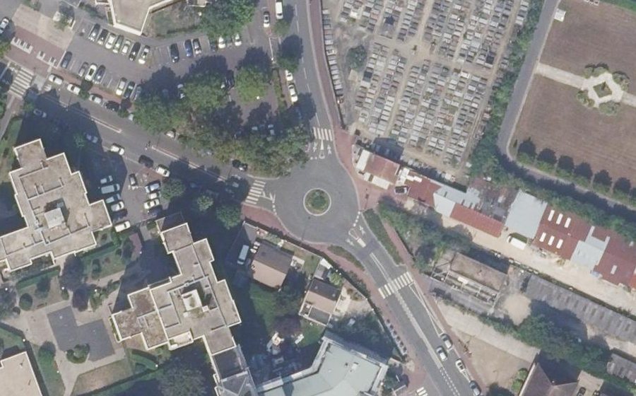 Vue aérienne du Rond-point anonyme n°437017545