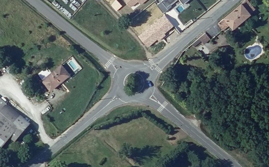 Vue aérienne du Rond-point anonyme n°43705296