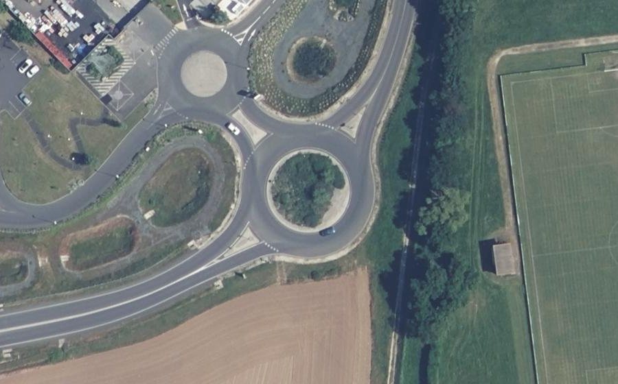 Vue aérienne du Rond-point anonyme n°437168391