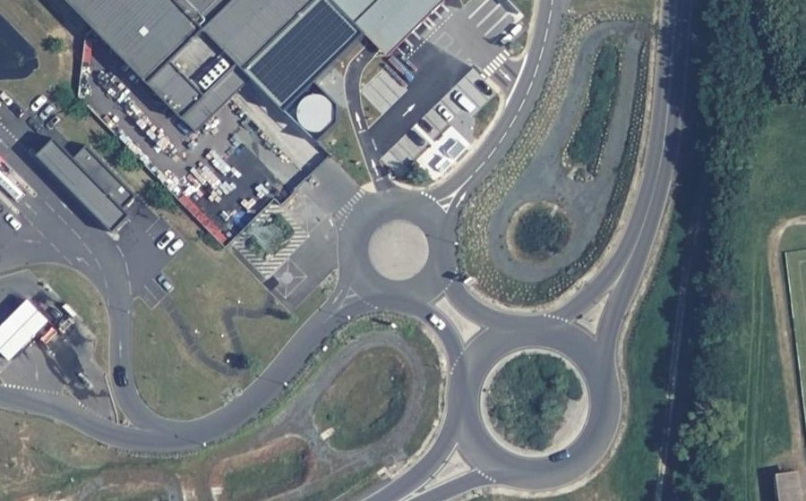 Vue aérienne du Rond-point anonyme n°437168400