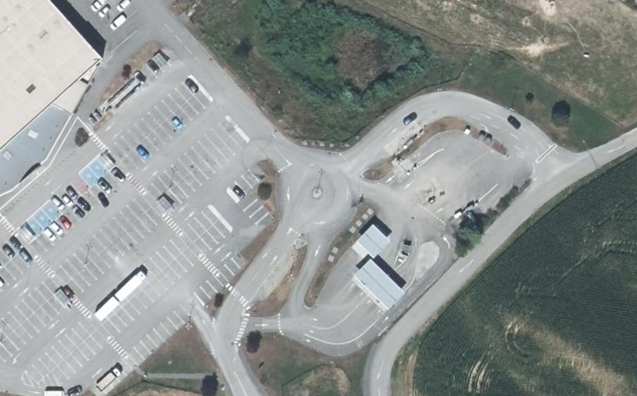 Vue aérienne du Rond-point anonyme n°437229017